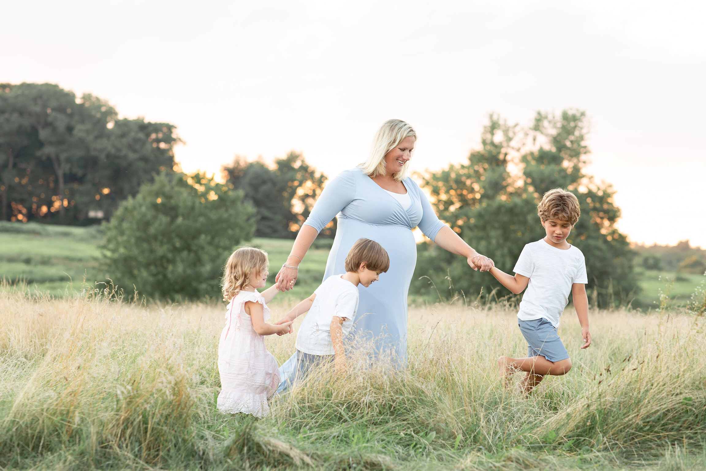 newtown pa maternity photographer mom and kids in field