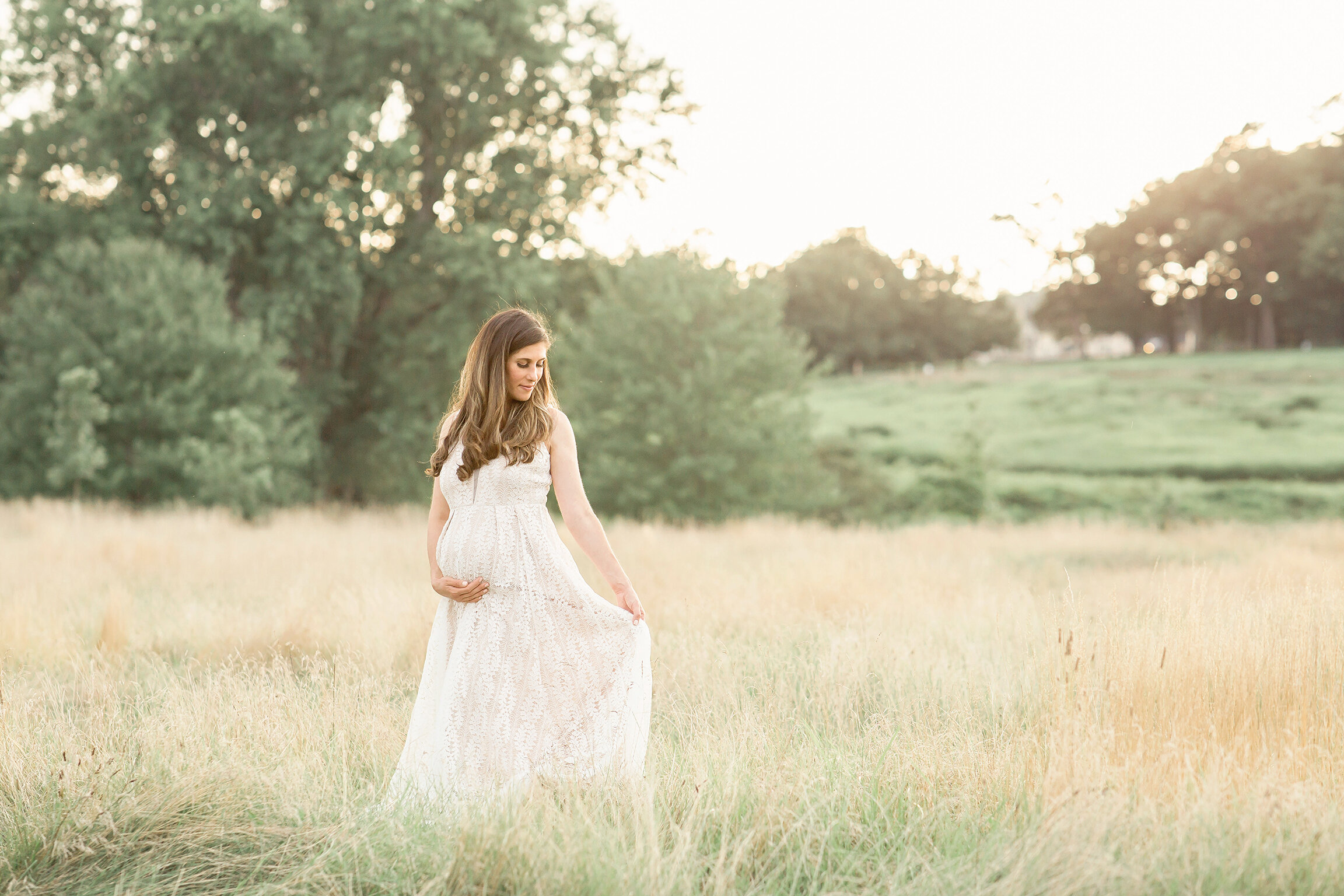 pregnant mom in field maternity photography doylestown pa