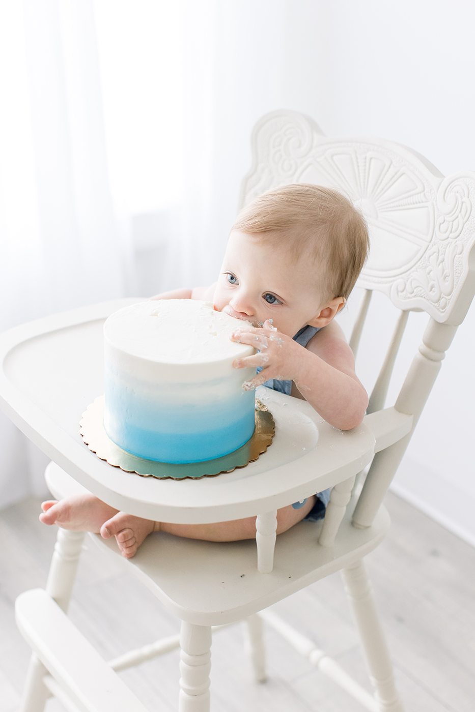 baby eating cake philadelphia first birthday photographer