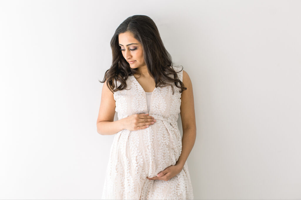 pregnancy photos mom in white lace dress